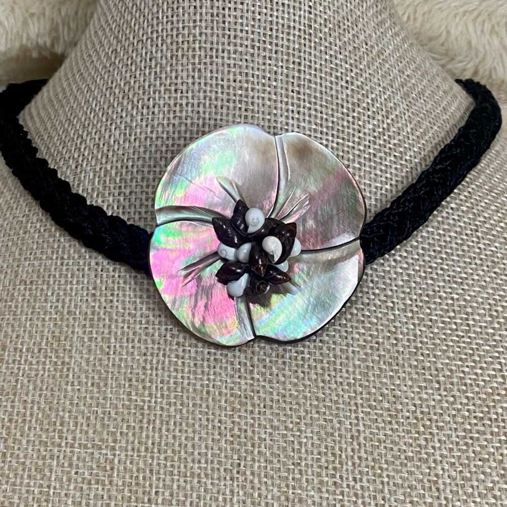 Vintage Mother Of Pearl Hand Carved Tahitian Pendant Choker Necklace - Picture 2 of 5